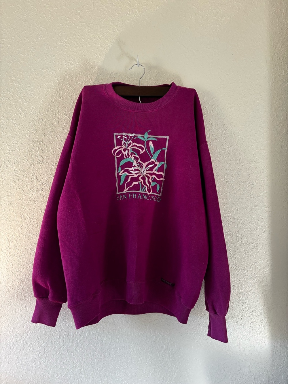 Vintage Magenta Crewneck Sweatshirt with Embroidered San Francisco Graphic